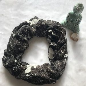 H&M Infinity Scarf in Black/White EUC